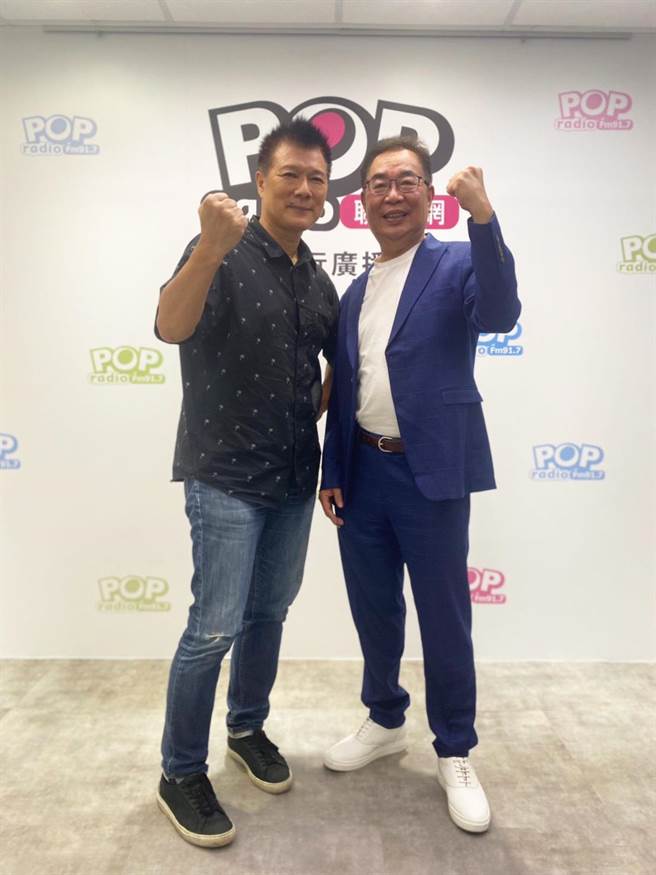 謝福弘（右）昨天接受廣播節目專訪。（謝福弘競選團隊提供／李京昇苗栗傳真）