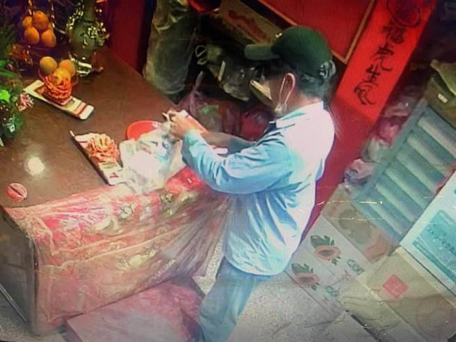 沙辘观音亭在网路上Po出庙内监视器画面，强调信眾参拜后不拿回的供品可结缘，但有名男子常来拿走结缘品。(翻摄脸书「沙鹿之美」)