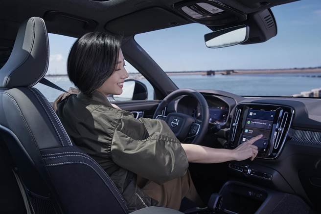 桂纶镁是佛系司机，乘客可在她车上吃吃喝喝。（国际富豪汽车提供）