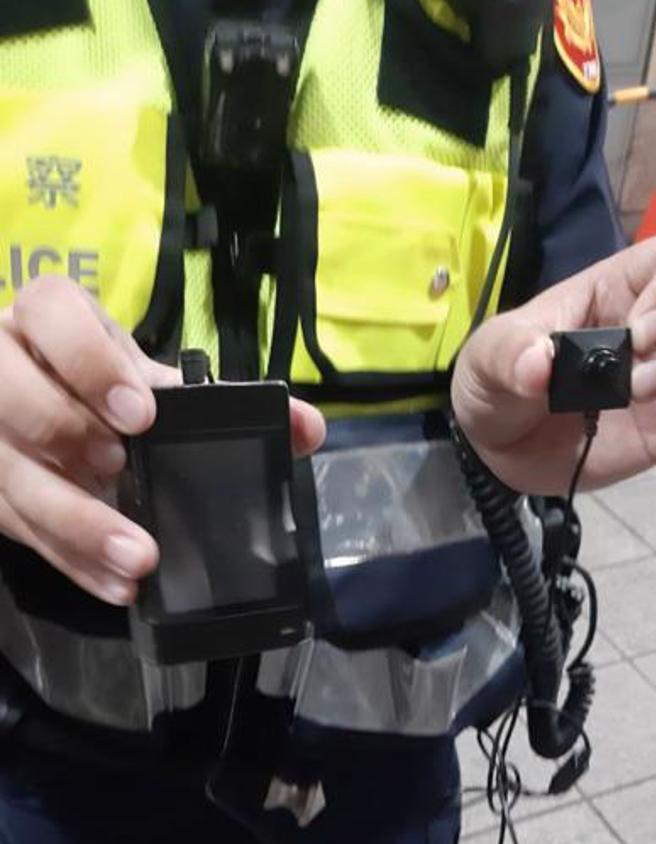 40岁李姓男子把密录器黏在黑色运动鞋，先在捷运台北车站月台偷拍女子裙底，民眾发现告知被害人遭偷拍，警方获报到场，当场逮捕李男并取得密录器。（图/ 中央社）