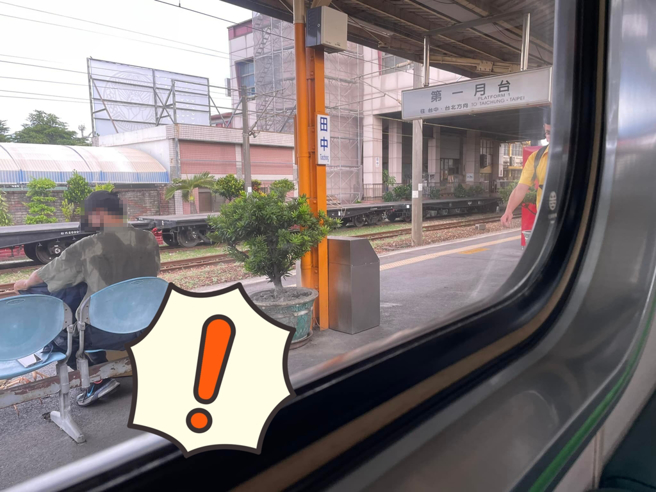 一名男子坐在月台的椅子候车，脚边竟有两只巨大螃蟹，且没有使用宠物牵绳。（图／翻摄自路上观察学院）