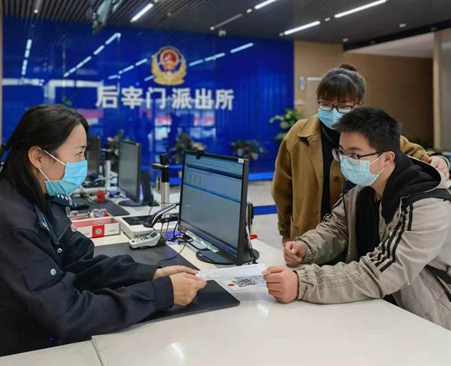 大陆积极推进首次申领居民身分证跨省通办。（中国江苏网）