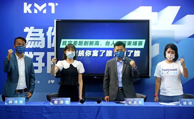 柬埔寨跨國詐騙、人口販運嚴重，國民黨由文傳會副主委練鴻慶（左起）、新北市議員參選人戴湘儀、文傳會副主委何志勇與桃園市議員參選人張碩芳17日召開記者會，指出國人前往柬埔寨等國尋夢，就是因為台灣低薪產業結構所致，且東南亞詐騙早在10年前就曾發生，如今政府做了什麼？蔡英文總統只顧著「換掉」原本要參選桃園市長的林智堅，卻不管柬埔寨詐騙。（張鎧乙攝）