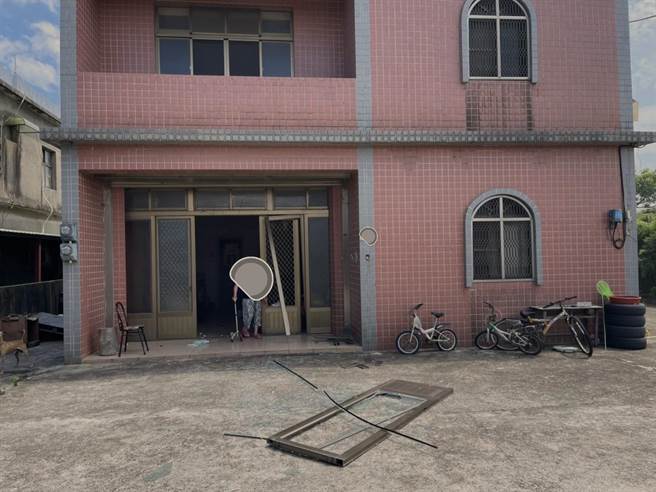 桃园市观音区一处民宅昨发生瓦斯气爆事故，房屋大门变形喷飞。（翻摄画面／蔡明亘桃园传真）
