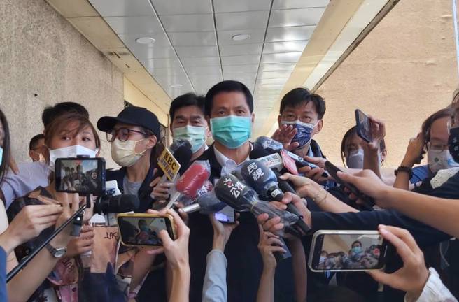 高雄市警察局长林炎田(中)。(翻摄/叶庭欣)