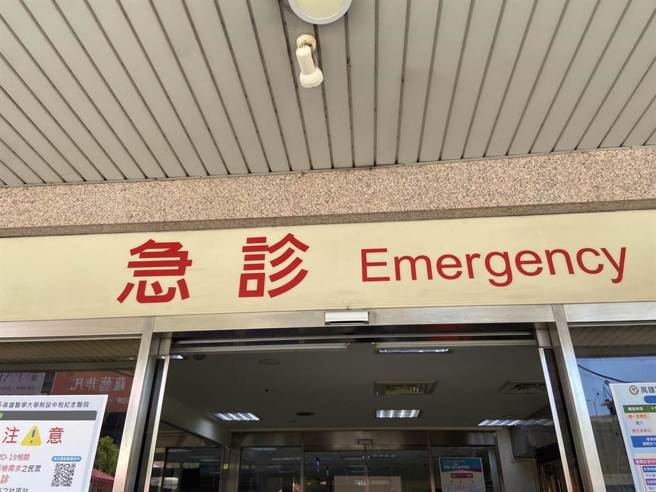 王男中槍後送往急診搶救，目前尚未脫離險境。（楊舒婷攝）