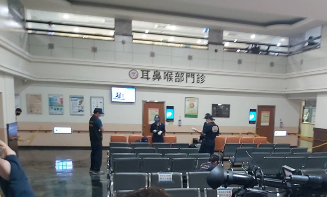 高雄医学大学附设中和纪念医院17日上午，有1男闯入候诊间对另名男子开枪，犯后逃逸现场。（民眾提供）