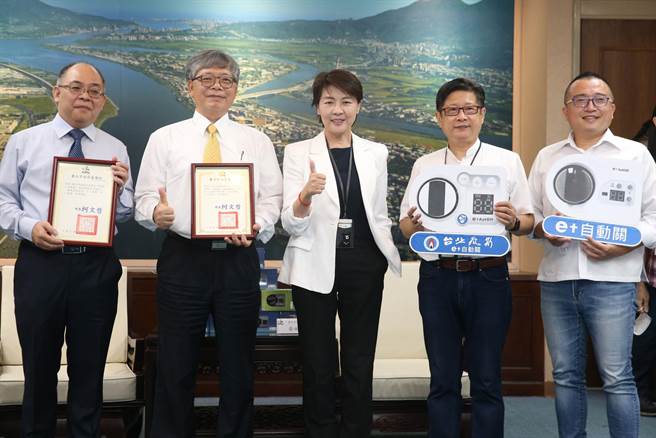 台北市副市长黄珊珊（中）今上午出席「企业携手传温暖爱心捐赠e＋自动关仪式」记者会。（杜宜谙摄）