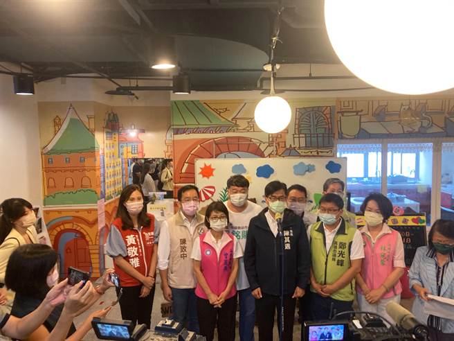 距离年底九合一选举倒数百日，高雄市长陈其迈惊呼时间过得很快，转眼间就要选举，他强调，对他而言，2年拚4年，跟时间赛跑，做好市政，全力推动建设，这是最重要的地方。(林雅惠摄)