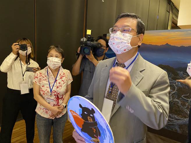 观光局长张锡聪（右）指出，悠游国旅补助的经费何时会用罄，要看暑假后的市场状况。（陈佑诚摄）