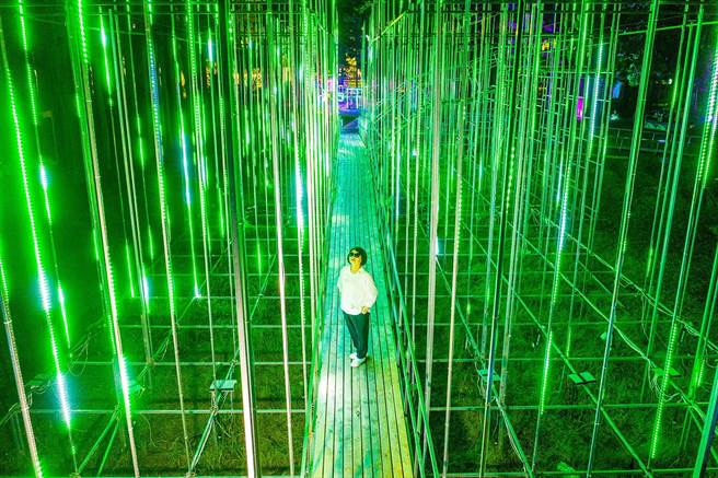 置身「全台最大LED立体矩阵─宇宙之巅」中，一秒变身骇客任务主角。（嘉义市政府提供∕吕妍庭嘉义传真）