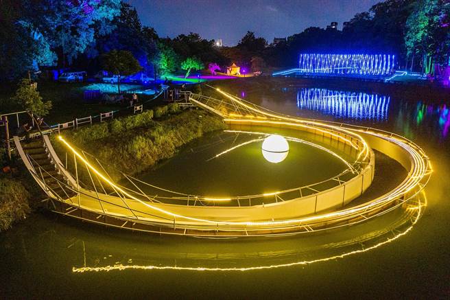「新月漫游」让旅人走入镶嵌于湖面的新月步道。（嘉义市政府提供∕吕妍庭嘉义传真）