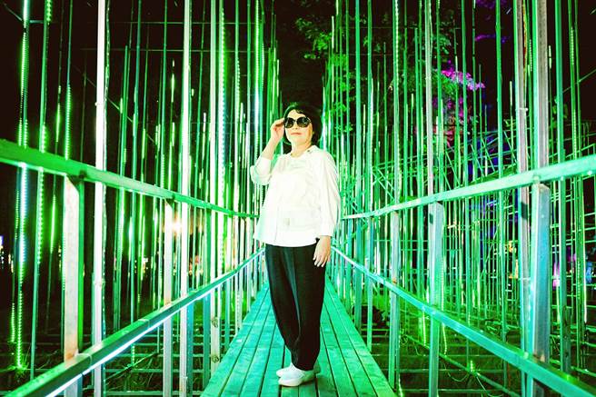 嘉义市长黄敏惠率先开箱，变身《骇客任务》主角，体验「元宇宙旅游故事主题」光影艺术展。（嘉义市政府提供∕吕妍庭嘉义传真）