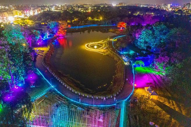 「2022光织影舞」规画8大展区，充分运用北香湖公园场域特色，打造出虚实交织的「元宇宙之旅」。（嘉义市政府提供∕吕妍庭嘉义传真）