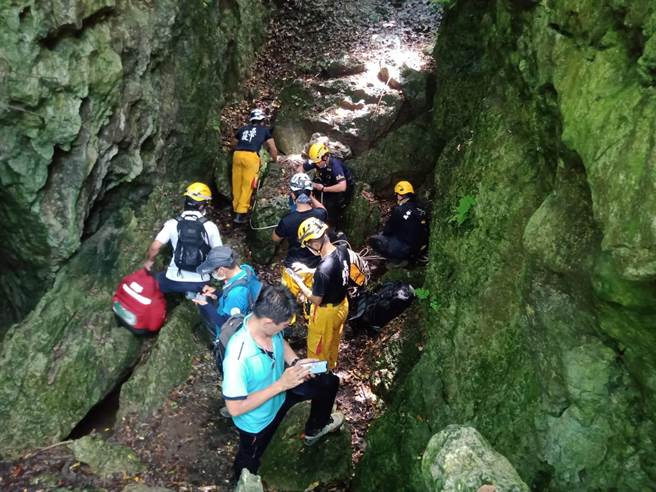警消及救难人员于上午11时获报，12时52分发现伤者，合力以吊挂方式拉起，进一步接触发现伤者头部及身体多处受创，已经呈现OHCA状态。（高市鼓山分局提供／杨舒婷高雄传真）