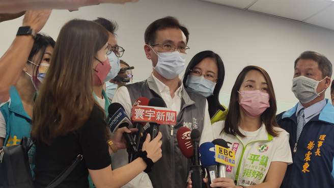 外傳民進黨市長參選人鄭運鵬將辭立委，他說，鄭運鵬受訪表示，已經展現最大決心，不需要透過其他方式證明。（賴佑維攝）