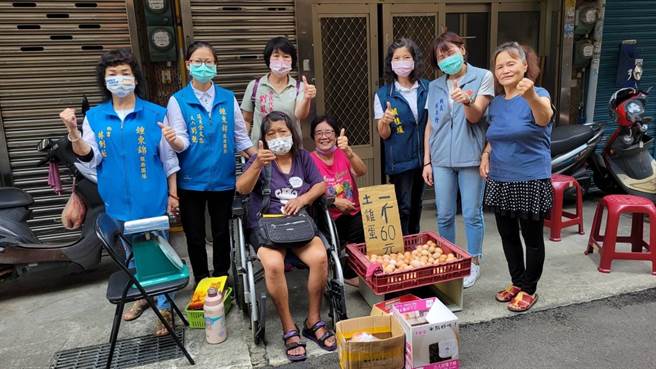 县议员余文忠得知刘姓妇女情况，请托县府社会处帮忙。（余文忠提供／李京升苗栗传真）