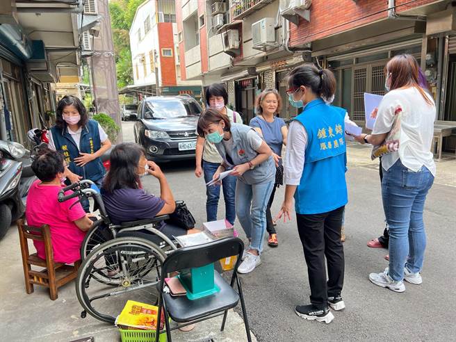 社会处急难救助科长邱芳珍等人前往访视。（余文忠提供／李京升苗栗传真）