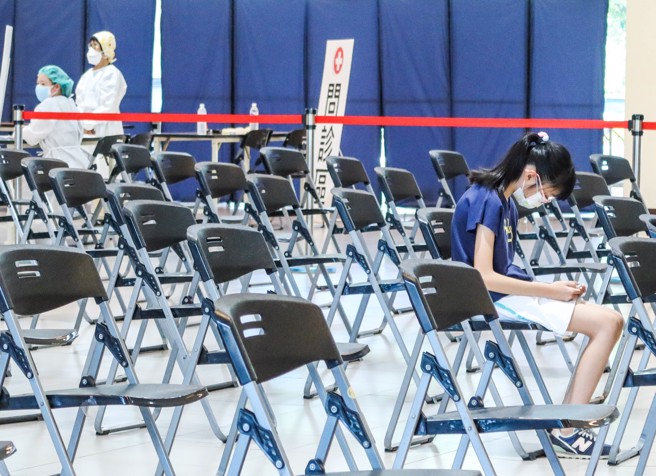 新冠疫情尚未结束，不少家长带孩子去打疫苗。（本报系资料照）