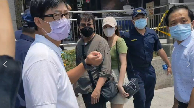 王瞳的妹妹（绿衣者）前往艾成坠楼现场。（廖映翔摄）