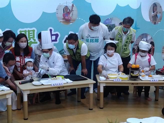 高雄市長陳其邁今天上午訪視小港公托中心及育兒資源中心，並與托嬰中心小朋友一起搗馬鈴薯泥。(林雅惠攝)