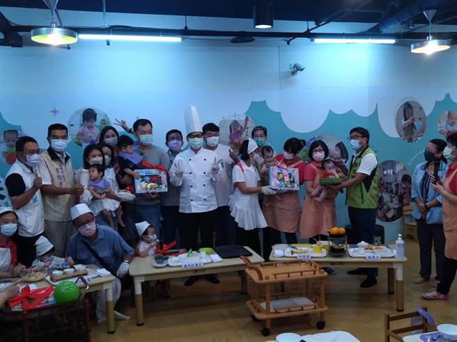 高雄市長陳其邁今天上午訪視小港公托中心及育兒資源中心，與現場小朋友及家長、工作人員大合照。(林雅惠攝)