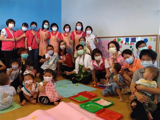 高雄市長陳其邁今天上午訪視小港公托中心及育兒資源中心，並與托嬰中心小朋友互動玩染色貼圖，場面溫馨和樂。(林雅惠攝)