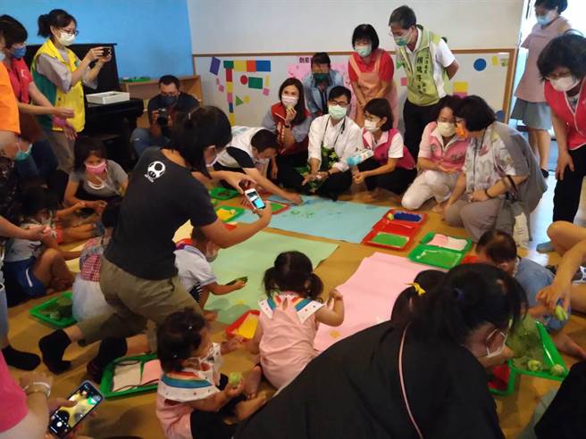 高雄市長陳其邁今天上午訪視小港公托中心及育兒資源中心，並與托嬰中心小朋友互動玩染色貼圖，場面溫馨和樂。(林雅惠攝)