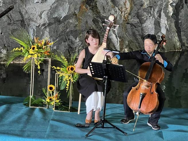 艺术总监大提琴家张正杰率领的弦外之音室内乐集，包括小提琴教父苏显达、新生代好手许淑婷、国家交响乐团中提琴首席黄瑞仪一起演出，共同打造最具特色的年度音乐飨宴。（金管处提供）