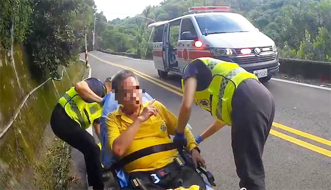 石冈分驻所警员胡惠琦获报后，即赶赴现场；发现老翁身上有多处擦伤，随即通报119到现场，并通知老翁家属至医院。(警方提供)