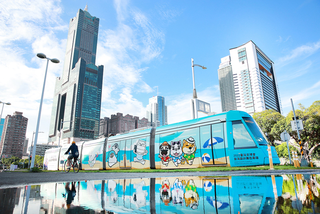 7月上路的「聊疗号」彩绘列车，以高雄创作者的贴图角色彩绘轻轨车身，展现海派热情，为「台湾IP‧高雄原创」成功打响第一炮。(摄影/Carter)
