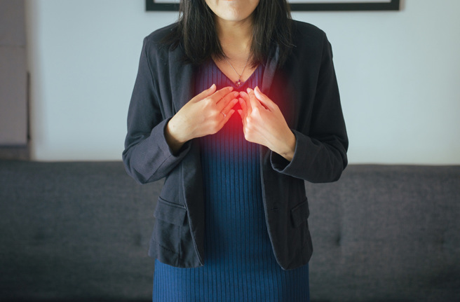 营养师张宜婷指出，胃食道逆流发生的当下，可以多喝温水、站直来缓解不适症状。(示意图/达志影像)