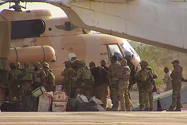 法國軍方4月拍攝的照片顯示俄羅斯參與，俄羅斯傭兵在馬利北部登上直升機資料照。（美聯社）