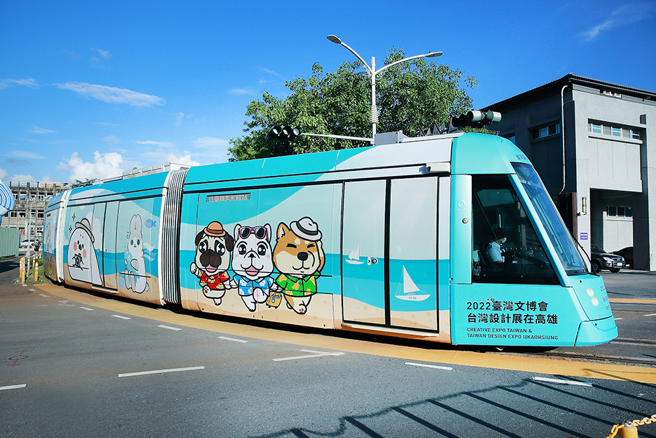 「聊疗号」彩绘列车与抢先上路，七月初抢夺民眾视线，紧接着还会有更多原创IP「占领」高雄各角落，展现丰沛的城市原创力。(摄影/Carter)