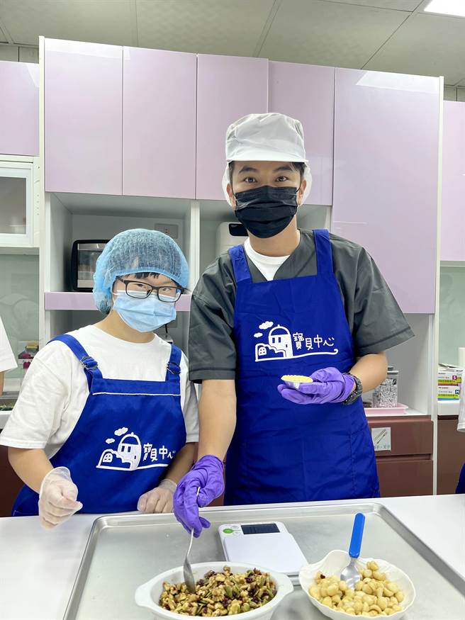 杨铭威到「桃园宝贝潜能发展中心」，学习制作「雪Q饼」及「坚果塔」。（TVBS提供）