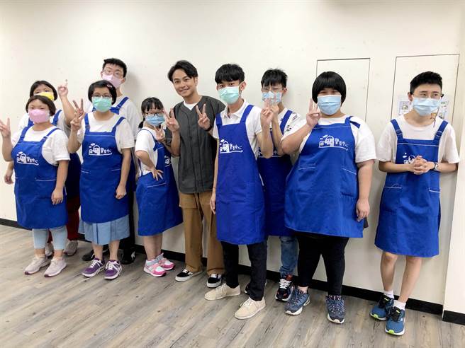 杨铭威准备离去时，勇宝贝们争相与他合照。（TVBS提供）