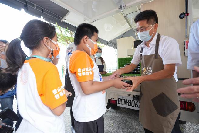 新竹市代理市长陈章贤17日也化身大厨，到香山社区为18名弱势孩童制作料理，现场欢乐温馨。（新竹市政府提供／王惠慧新竹传真）