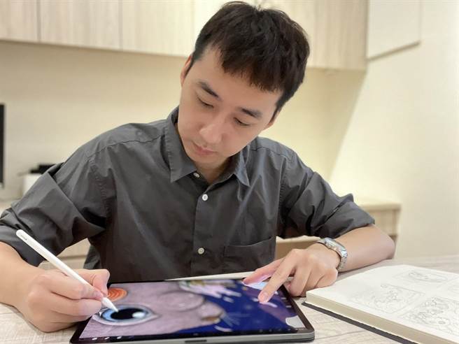 張淳甯男友張百舜負責繪畫禮盒外包裝的圖案。（芳榮米廠提供／張毓翎台南傳真）