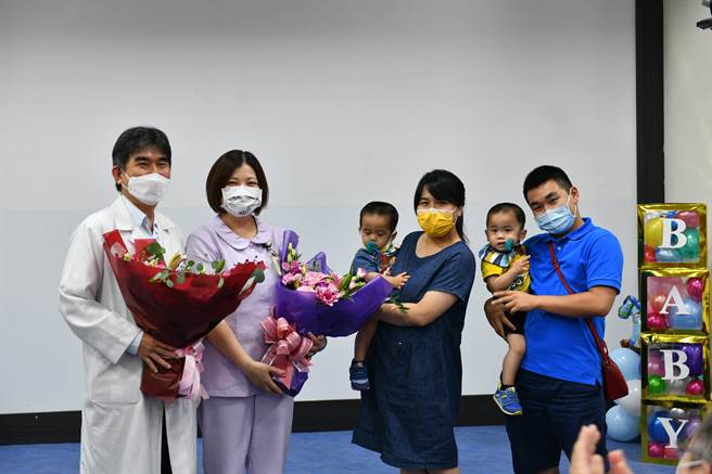 新竹台大分院17日举办「双胞胎自然生产记者会」，会中新手妈咪分享当初决定自然产的抉择歷程。（新竹台大分院提供／王惠慧新竹传真）