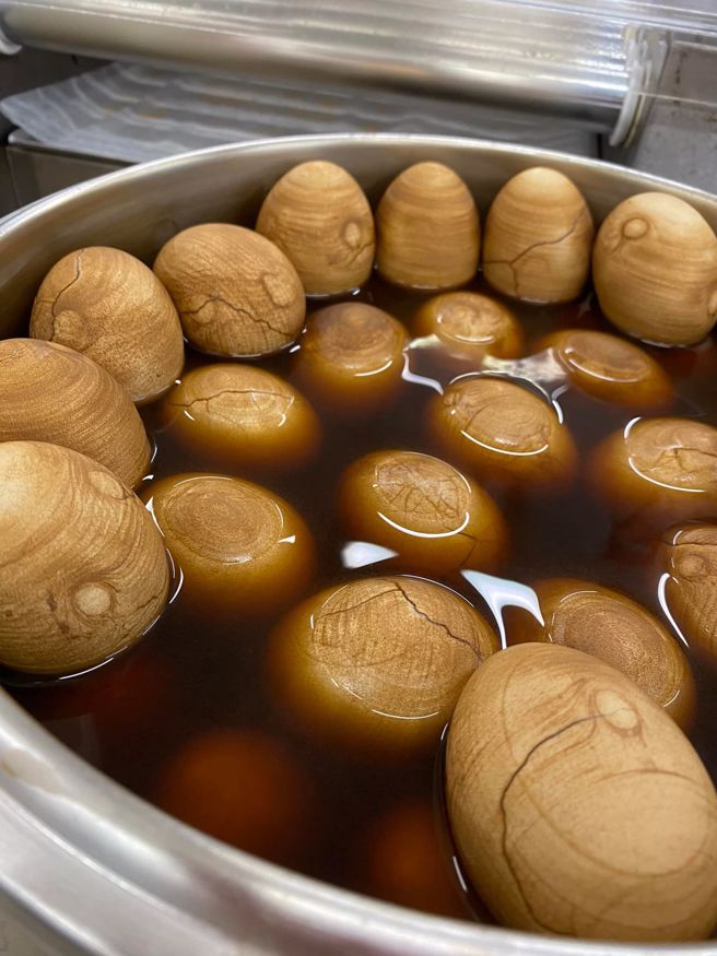 小7惊现整锅「木星蛋」美呆 网喊：被耽误的天文学家。(翻摄脸书路上观察学院)