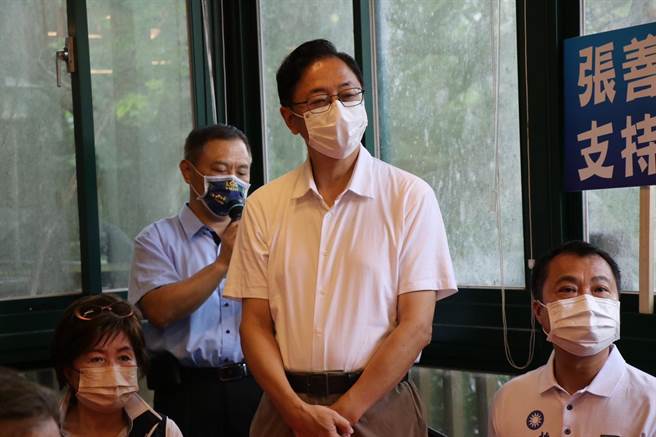 国民党桃园市长参选人张善政今赴杨梅区出席「议起相挺动起来」座谈会，呼吁绿营对手应保持行政中立。（蔡明亘摄）