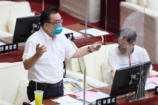 民眾党籍北市议员林国成质询时酸说，18岁公民权是世界潮流、各党共识，却被民进党「割稻尾」，用来辅选县市长参选人。 （张铠乙摄）