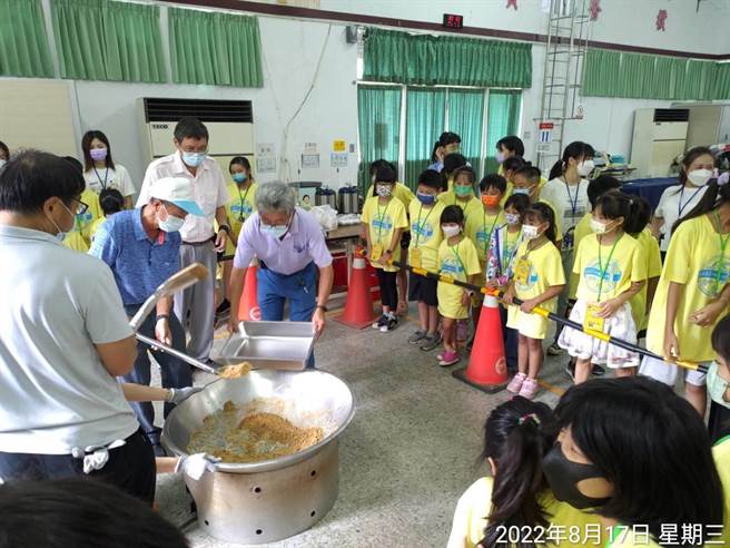 小朋友在现场观看制糖过程。（台糖提供／李俊淇台南传真）