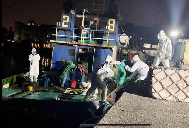 海巡署会同检警查获马来西亚籍拖船涉走私422公斤海洛因与K他命毒品。（海巡署台南查缉队提供／曹婷婷台南传真）