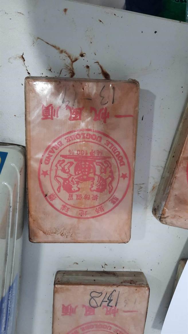 专案小组在船上起出走私双狮牌海洛因，毛重122公斤。（海巡署台南查缉队提供／曹婷婷台南传真）