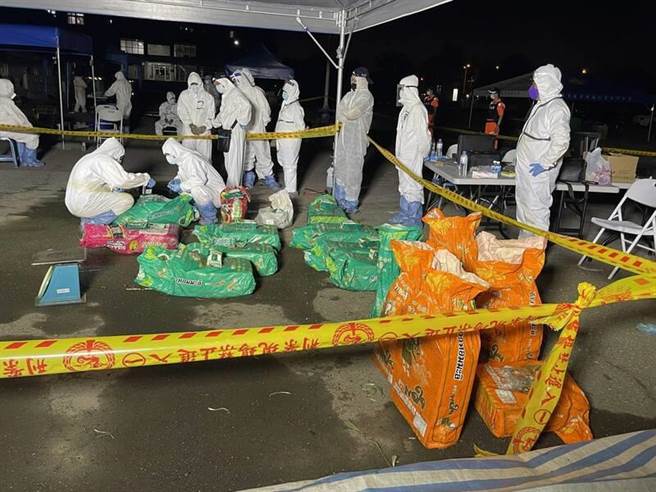 海巡署会同检警查获马来西亚籍拖船涉走私422公斤海洛因与K他命毒品。（海巡署台南查缉队提供／曹婷婷台南传真）