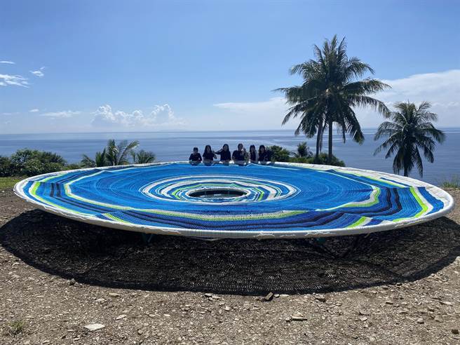 第3届南迴艺术季作品「天空织镜」位在台东县太麻里乡华源山区，由国立台东女中13名师生花了45天手工编织而成，师生呼吁请勿进入踩踏编织结构。（蔡旻妤摄）