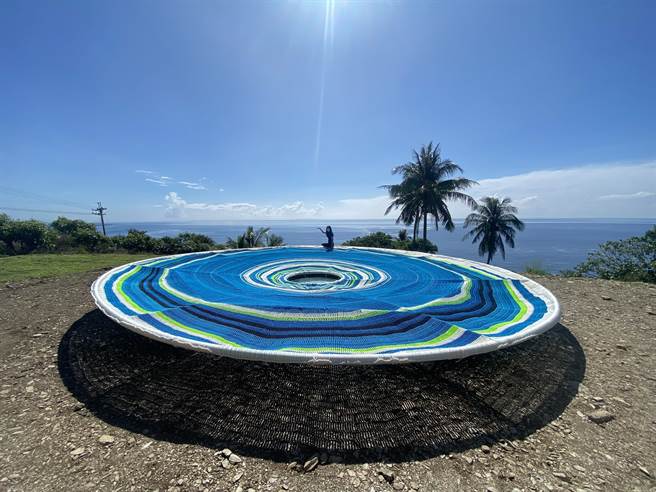 第3届南迴艺术季作品「天空织镜」位在台东县太麻里乡华源山区，由国立台东女中13名师生花了45天手工编织而成，师生呼吁请勿进入踩踏编织结构。（蔡旻妤摄）