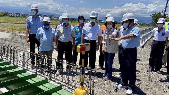 宜兰县长林姿妙今（17日）会同壮围乡长沈清山、壮围乡代表会主席詹旺彬、副主席林万固、县议员黄建勇等相关单位，前往壮围乡美福路视察。（吴佩蓉摄）