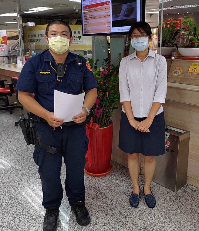 健康派出所员警获报指称，陈姓男子因加入黄金交易平台需要储值，不顾行员劝阻坚持要匯款120万元。（台中市警第三分局提供／张妍溱台中传真）